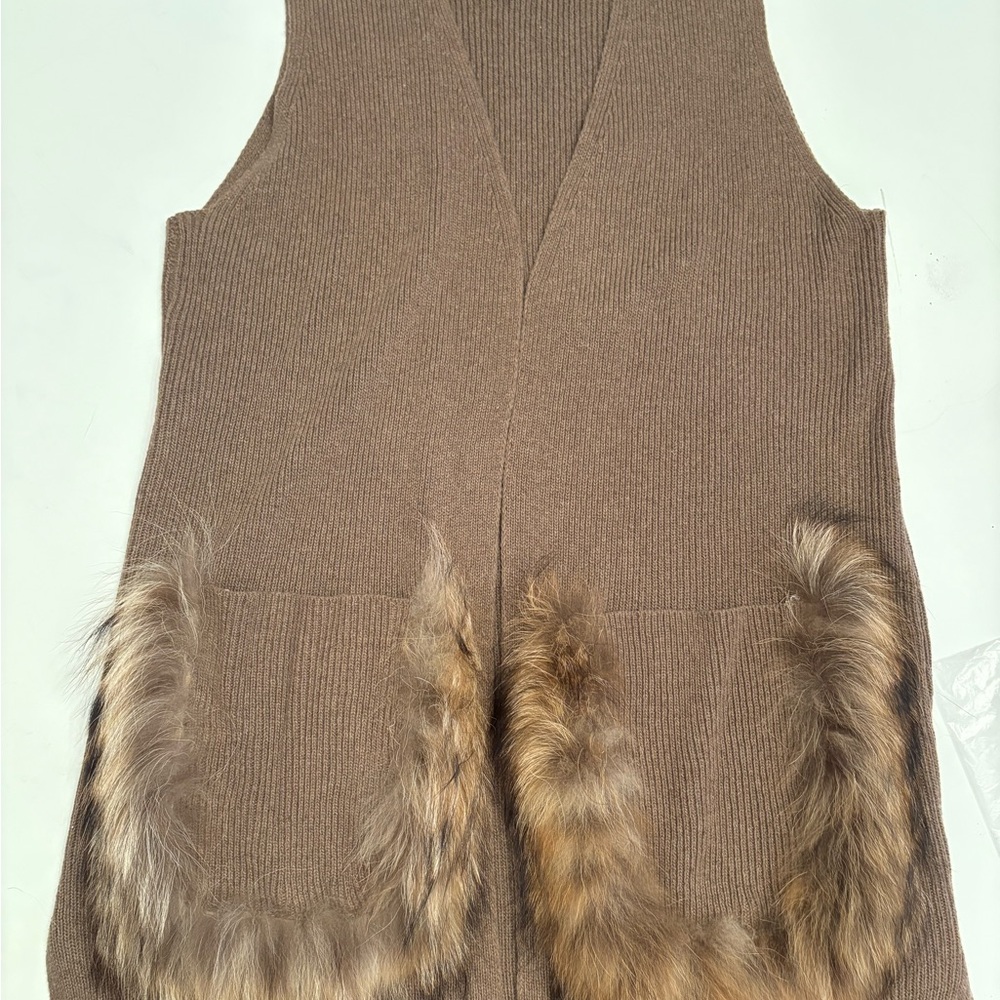 Rain + Rose Tan Sweater Vest with Faux Fur Pockets.  Size XL - Picture 10 of 10